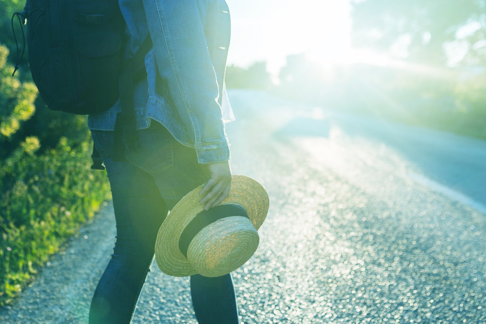 ROMEIROS_IMAGEM_pessoa_com_chapeu_na_estrada